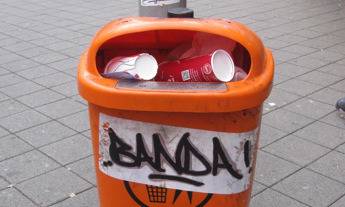 Hausmüll und Kaffeebecher: Nürnbergs Mülleimer quellen über