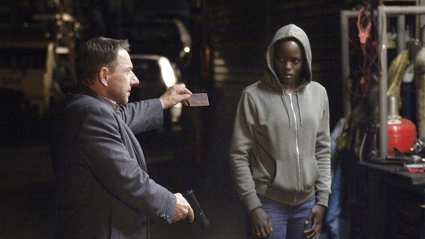 Thorsten Lannert (Richy Müller) will, das Nigerianerin Lela (Florence Kasumba) sich als Zeugin für die illegalen Flüchtlingstransporte zur Verfügung stellt. Thorsten Lannert (Richy Müller) will, das Nigerianerin Lela (Florence Kasumba) sich als Zeugin für die illegalen Flüchtlingstransporte zur Verfügung stellt.