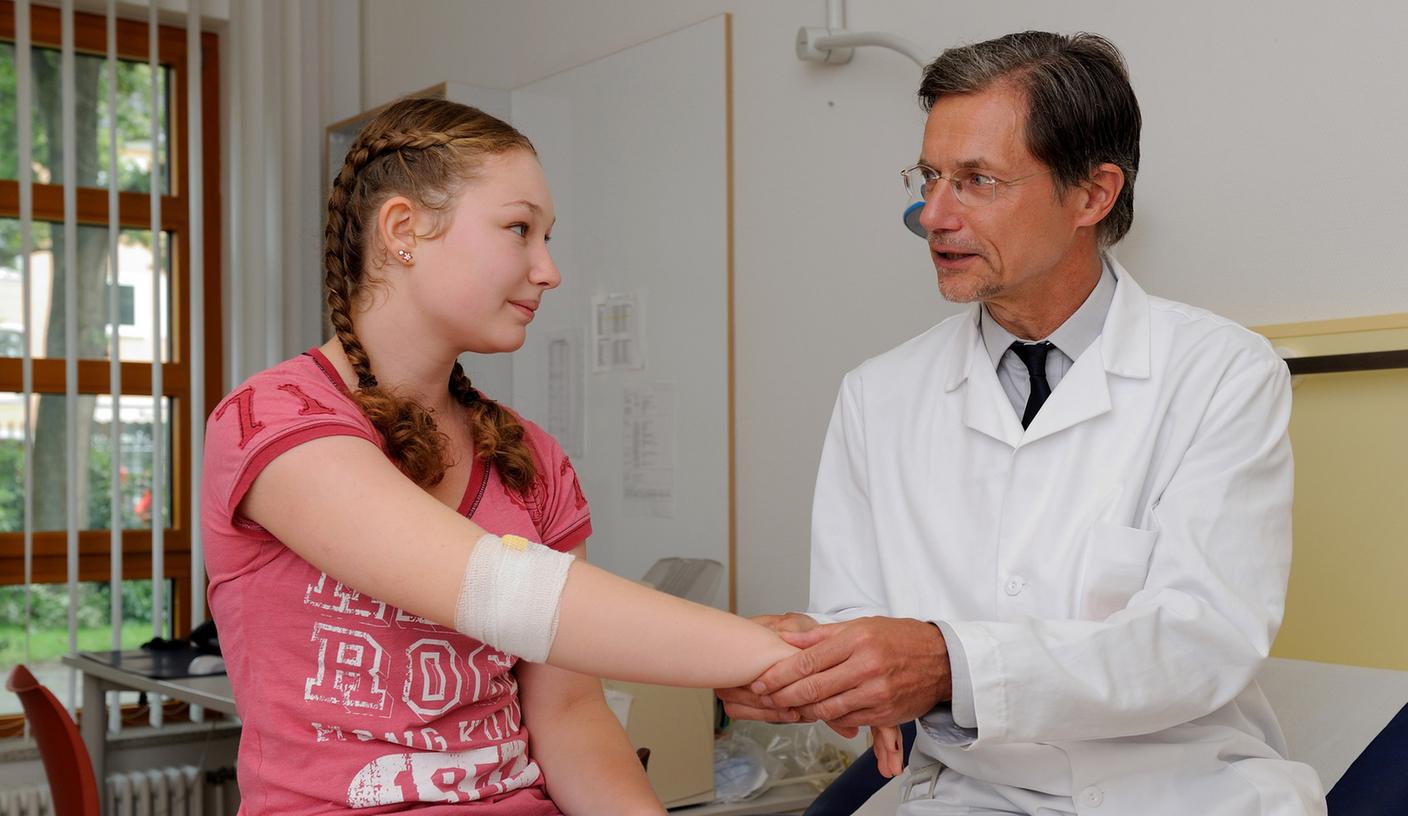 Menschen mit seltenen Erkrankungen haben häufig einen langen Leidensweg hinter sich, bis die richtige Diagnose gestellt wird und sie effektive Hilfe erhalten. Menschen mit seltenen Erkrankungen haben häufig einen langen Leidensweg hinter sich, bis die richtige Diagnose gestellt wird und sie effektive Hilfe erhalten.