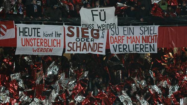 Beim 254. Frankenderby trafen Club und Kleeblatt am 20.12.2011 im DFB-Pokal-Achtelfinale in Nürnberg aufeinander. Die Nürnberger inszinierten passend zur Weihnachtszeit in der Nordkurve die Derby-Choreo mit Geschenkpapier.