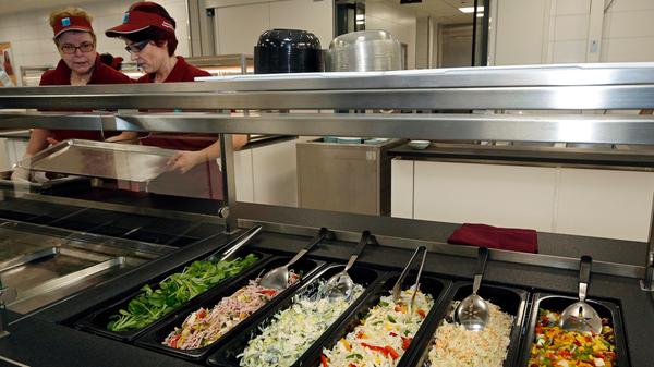 ... dass der Durchschnittspreis für ein Mittagessen in der Erlanger Mensa bei 2,30 Euro liegt? Am teuersten sind die Gerichte in der Uni Kiel (3,20 Euro), am preiswertesten isst man in der Heinrich-Heine-Universität in Düsseldorf (1,50 Euro). (Stand: März 2018)