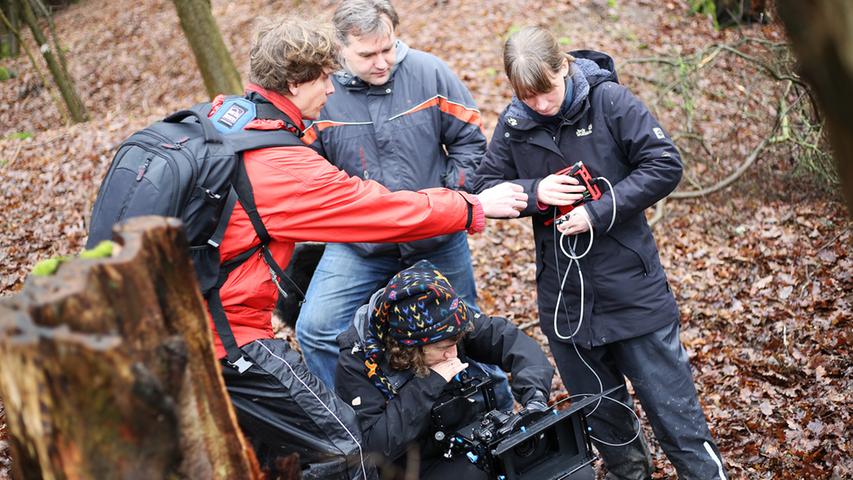 Zwischen Kersbach und Effeltrich fanden zwei Tage lang die Dreharbeiten zum Kurzfilm "Die Grube" statt, den der Videoproduzent und Kameramann Kari Hennig (Mitte) aus Forchheim produziert.