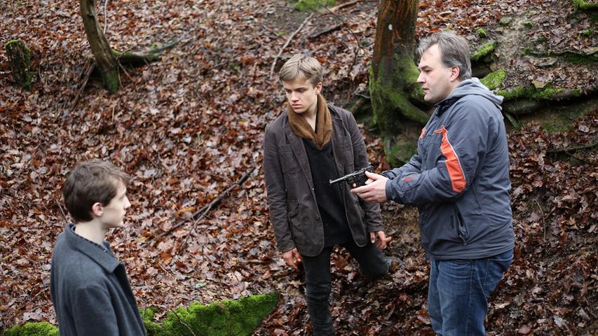 Regisseur Kari Hennig gibt den Schauspielern Laurin Kaiser (Mitte) und Moritz Rauch (li.) letzte Anweisungen für die Szene.