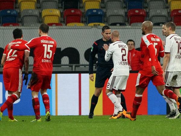 Lamentieren und argumentieren helfen Miso Brecko nichts: Referee Tobias Stieler hält an seinem falschen Elfmeterpfiff fest.