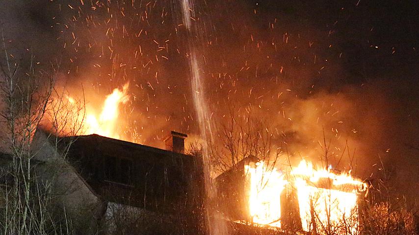 Wohnhaus unterhalb der Burg ging lichterloh in Flammen auf