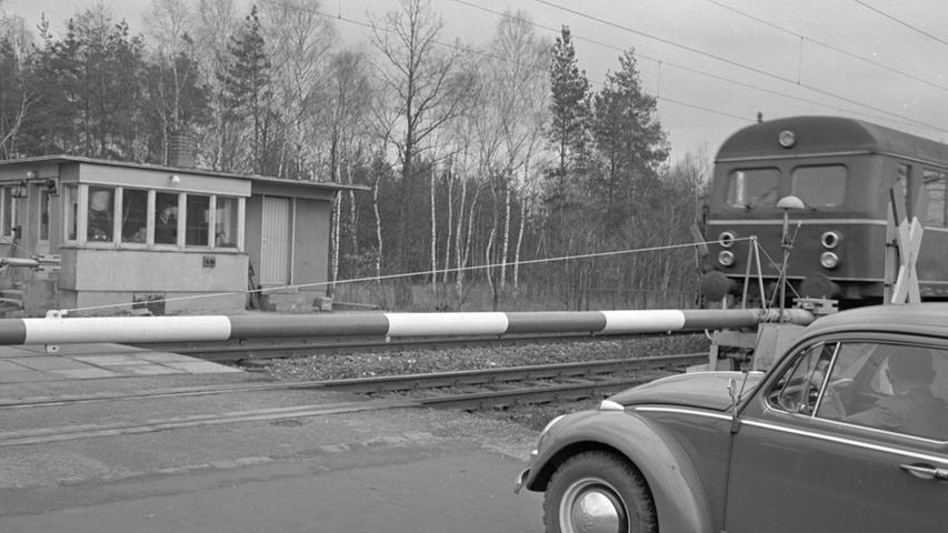An diesem Bahnübergang (links steht das Wärterhäuschen) geschah der Zwischenfall. Ein Auto befand sich auf den Schienen, als der vom Nürnberger Hauptbahnhof kommende Schnellzug heranbrauste. Hier geht es zum Artikel vom 24. Februar 1966: Tod lauerte umsonst