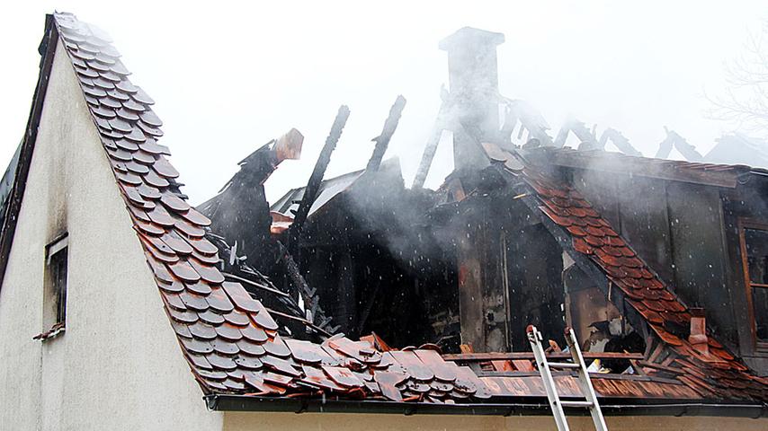 Wohnhaus unterhalb der Burg ging lichterloh in Flammen auf