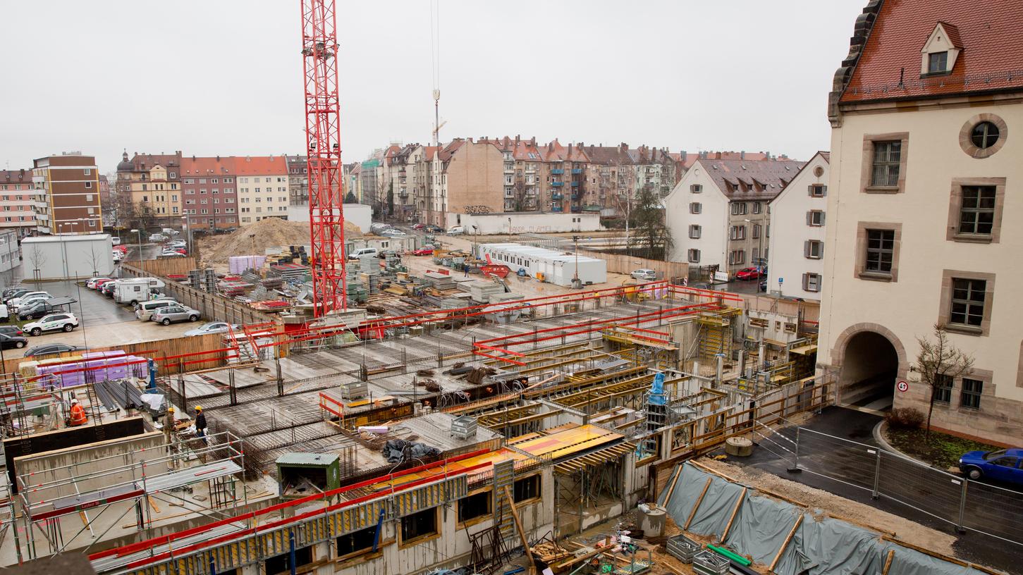 Ärger um Neubau neben dem Justizpalast: Offenbar haben die Arbeiter seit Monaten keinen Lohn erhalten.