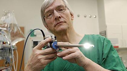 Der Urologe Christian Bornhof zeigt das chirurgische Instrument, mit dem heute die überwiegende Zahl der Blasentumore entfernt werden kann – schonend für den Patienten. Der Urologe Christian Bornhof zeigt das chirurgische Instrument, mit dem heute die überwiegende Zahl der Blasentumore entfernt werden kann – schonend für den Patienten.