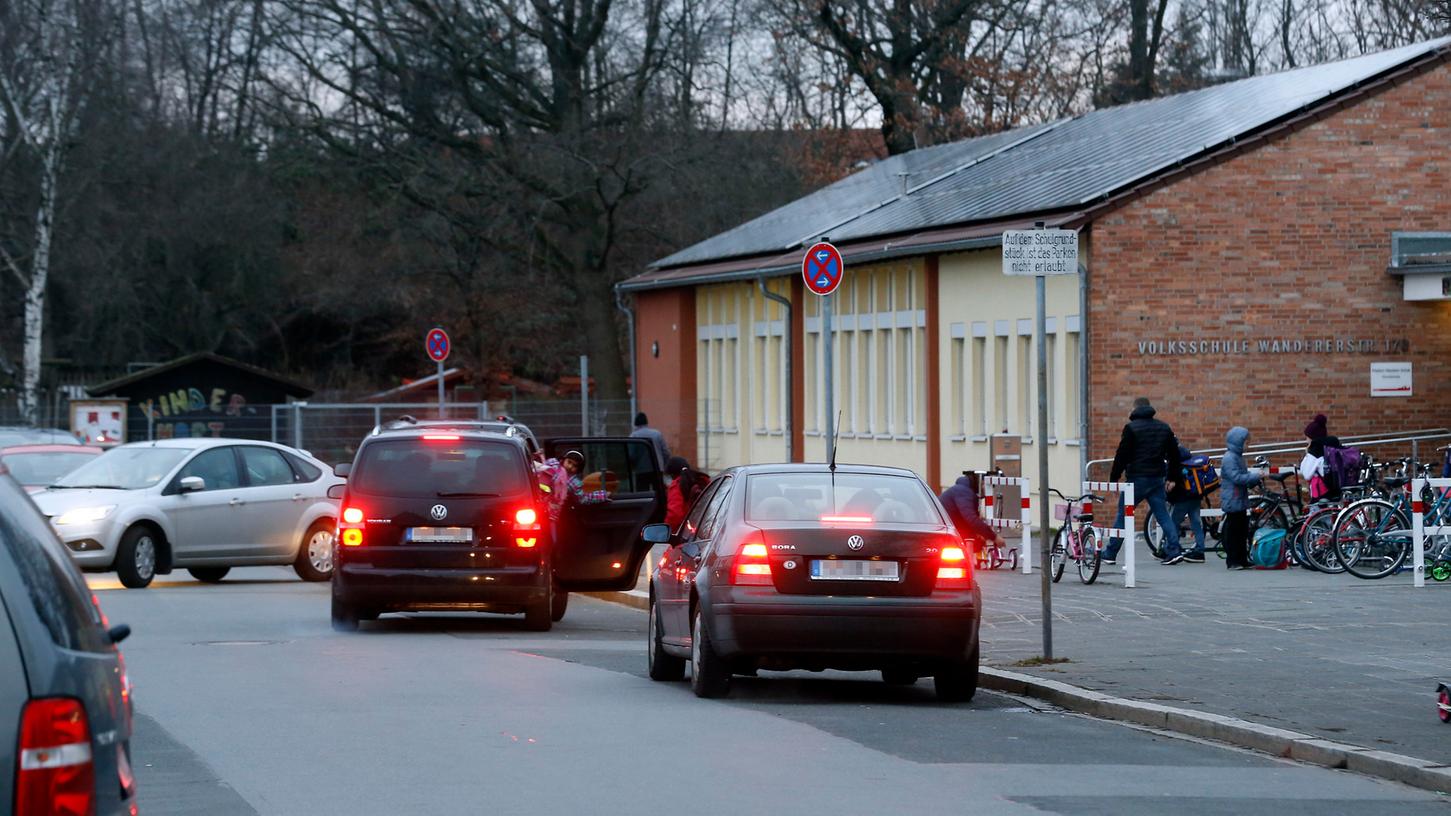 Viele Eltern bringen ihre Kinder mit dem Auto zur Schule und lösen damit Chaos aus. Viele Eltern bringen ihre Kinder mit dem Auto zur Schule und lösen damit Chaos aus.