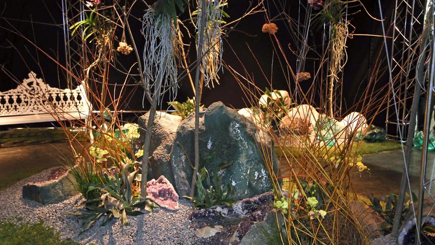 Wunderschön: die "Kristallblüten", eine Komposition aus Mineralien und Rie­senorchideen, die der Ulmer Künstler Bernhard Weimar in einem höhlenarti­gen Gebilde angelegt hat.
