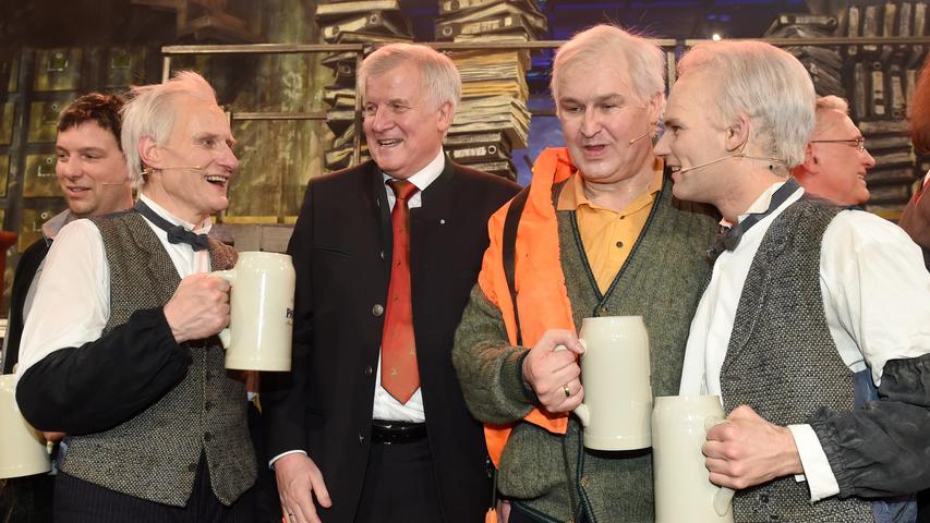 Sieht so aus als müsste der bayerische Ministerpräsident Horst Seehofer nach der Show sein Double, Schauspieler Christoph Zrenner,derblecken. Maxi Schafroth als Es-Hofer und Paul Kaiser als Über-Ich-Hofer lachten mit.