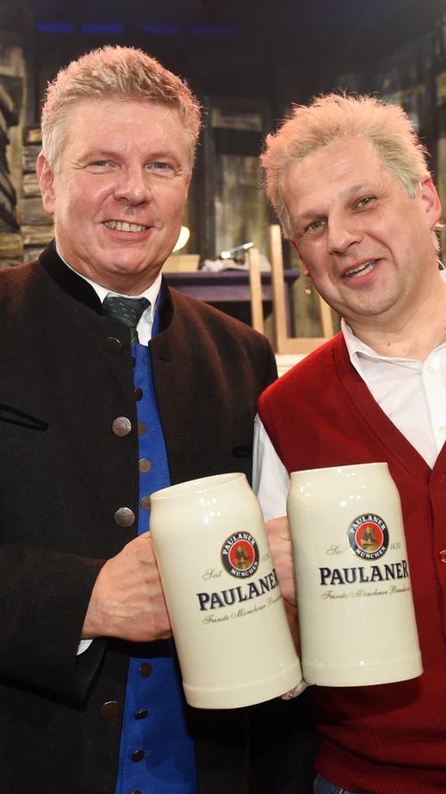 Der Münchner Oberbürgermeister Dieter Reiter (SPD, l) war an diesem Abend auch zu Gast und lachte gemeinsam mit seinem Double Gerhard Wittmann.