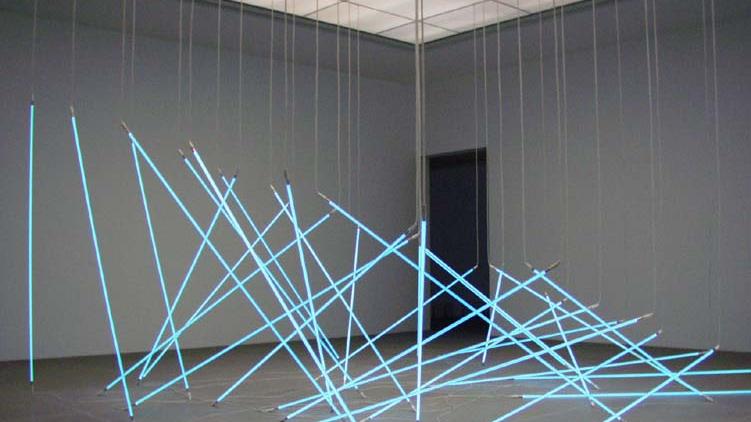 Seit das Neue Museum im Jahr 2000 eröffnet hat, ist Francois Morellets Leuchtröhren-Installation "L´Avalanche" (Die Lawine)  ein Publikumsliebling. Jetzt wird das Werk restauriert und erstrahlt zum 90. Geburtstag des Künstlers ab 2. August in neuem Glanz.