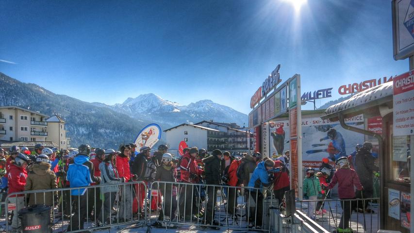 Samstags stehen die Besucher Schlange vor der Talstation im Skigebiet Christlum bei Achenkirch.