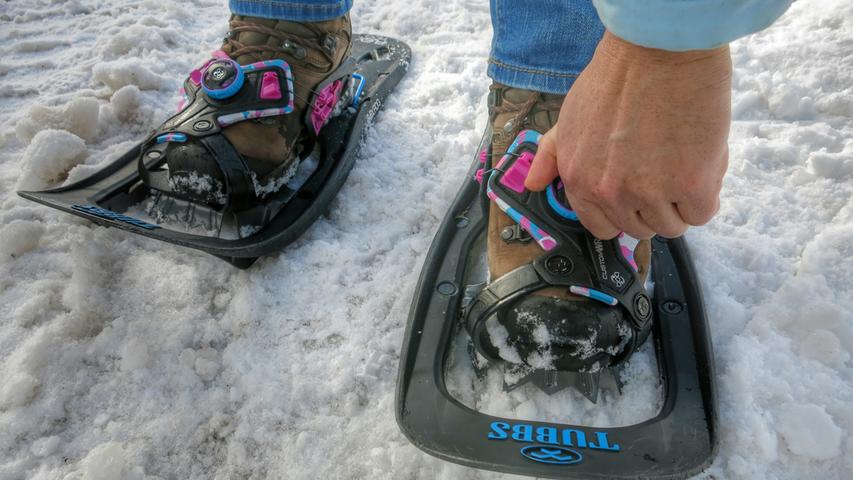 Für die Schneeschuhwanderung mit dem Trapper bei Pertisau werden die Skischuhe angeschnallt.