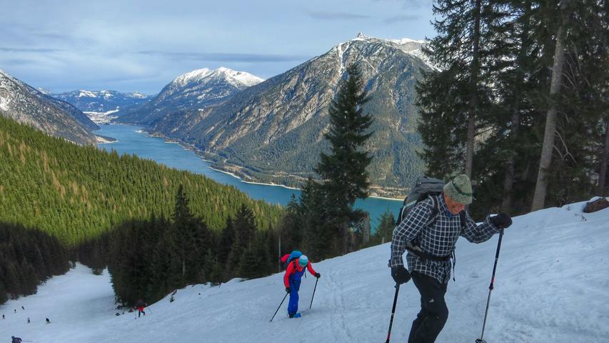Skitourengeher steigen über die Pisten bei Pertisau auf.