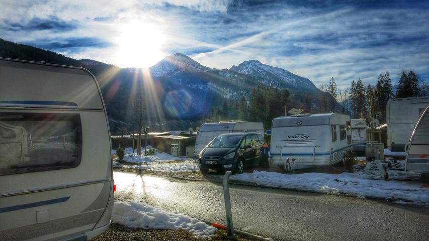 Föhn bläst übern Alpen Caravan Park in Achenkirch und lässt den letzten Schnee schmelzen.