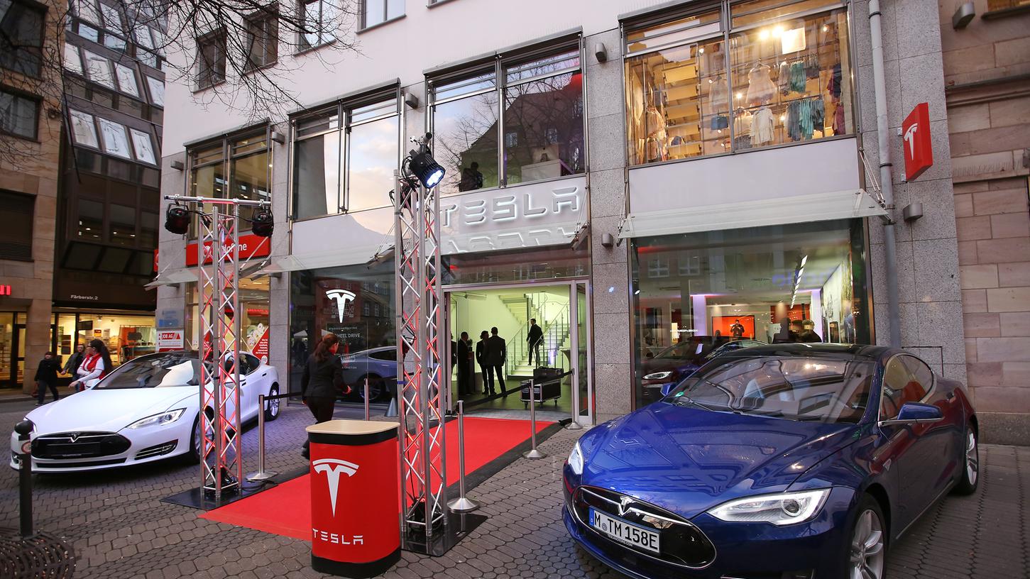 Der US-Auto-Hersteller Tesla ist ab jetzt mitten in der Nürnberger Fußgängerzone zu finden. 
