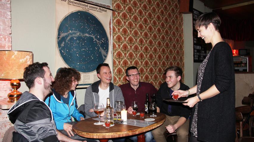 Michael, Jonas, Georg, Eddie und Austin (von links) sind Arbeitskollegen. Heute sind sie zum ersten Mal gemeinsam unterwegs und auch der Besuch im Hannemann ist für die meisten eine neue Erfahrung. Nur Georg ist schon zum zweiten Mal hier. Er war von der gemütlichen Atmosphäre und der großen Bierauswahl so begeistert, dass er seine Arbeitskollegen "auch in den Hipsterladen bringen" wollte, wie Michael sagt. Ihm gefällt es hier ebenfalls auf Anhieb. Er schätzt unter anderem das "freundliche Personal". Kellnerin Anna (rechts) arbeitet seit der Eröffnung im September 2015 im Hannemann. Sie beschreibt die Bar als "rockig" - so wie die Musik, die im Hintergrund läuft. Bekannt sei das Lokal vor allem für diverse Craft Beer-Sorten und belgisches Bier. "Hier gibt es Sorten, die man sonst nirgends in Nürnberg kriegt", glaubt auch Eddie. Außerden stehen zum Beispiel Gin und Whisky auf der Karte. Anna empfiehlt jedoch die Cocktails: Rhubarb-Sparkler und Gin Basil Smash. "Der ist mit echtem Basilikum!", erzählt die Kellnerin stolz. Zu Essen gibt es im Hannemann allerdings nichts - außer Knabbereien. Den fünf Gästen macht das nichts aus. Insgesamt findet nicht nur Austin, dass die schummrige Bar eine "awesome location" ist. Darum werden die jungen Männer sicher noch öfter hierher kommen. Michael, Jonas, Georg, Eddie und Austin (von links) sind Arbeitskollegen. Heute sind sie zum ersten Mal gemeinsam unterwegs und auch der Besuch im Hannemann ist für die meisten eine neue Erfahrung. Nur Georg ist schon zum zweiten Mal hier. Er war von der gemütlichen Atmosphäre und der großen Bierauswahl so begeistert, dass er seine Arbeitskollegen "auch in den Hipsterladen bringen" wollte, wie Michael sagt. Ihm gefällt es hier ebenfalls auf Anhieb. Er schätzt unter anderem das "freundliche Personal". Kellnerin Anna (rechts) arbeitet seit der Eröffnung im September 2015 im Hannemann. Sie beschreibt die Bar als "rockig" - so wie die Musik, die im Hintergrund läuft. Bekannt sei das Lokal vor allem für diverse Craft Beer-Sorten und belgisches Bier. "Hier gibt es Sorten, die man sonst nirgends in Nürnberg kriegt", glaubt auch Eddie. Außerden stehen zum Beispiel Gin und Whisky auf der Karte. Anna empfiehlt jedoch die Cocktails: Rhubarb-Sparkler und Gin Basil Smash. "Der ist mit echtem Basilikum!", erzählt die Kellnerin stolz. Zu Essen gibt es im Hannemann allerdings nichts - außer Knabbereien. Den fünf Gästen macht das nichts aus. Insgesamt findet nicht nur Austin, dass die schummrige Bar eine "awesome location" ist. Darum werden die jungen Männer sicher noch öfter hierher kommen.