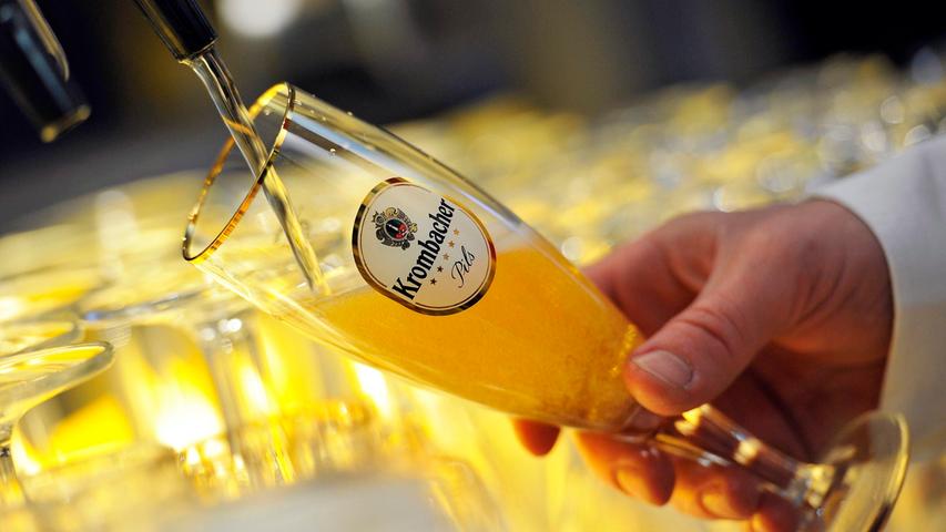Das beliebteste Bier Deutschlands: Krombacher. Mit 5,49 Millionen Hektoliter gehört die Marke aus Kreuztal in Nordrhein-Westfalen an die Spitze unserer Liste. Im vergangenen Jahr konnte Krombacher sogar noch 0,3 Prozent zulegen, laut dem Magazin "Inside Getränke". 