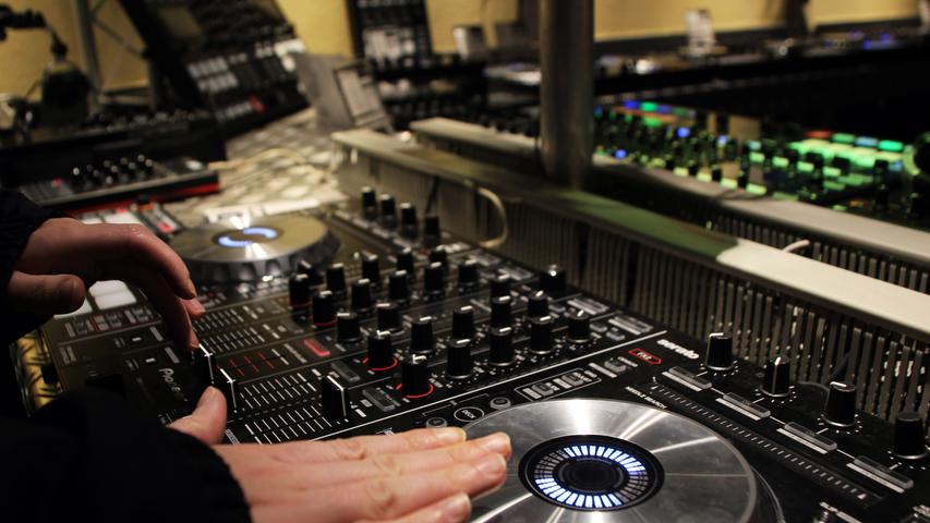 Beispielsweise eine ganze Abteilung mit DJ-Equipment. Auch ein Studio lässt sich komplett von Thomann bestücken.