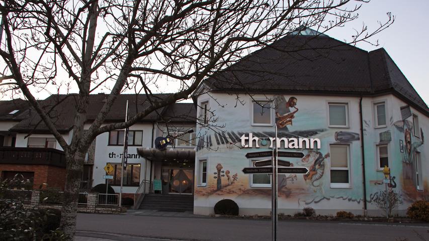 Das Musikhaus Thomann, nur 20 Kilometer von Bamberg entfernt, ist kein üblicher Betonkasten an einer vielbefahrenen Autobahn, wie man das sonst von einem Unternehmen in dieser Größenordnung erwarten würde. Im Gegenteil, denn das Familienunternehmen...