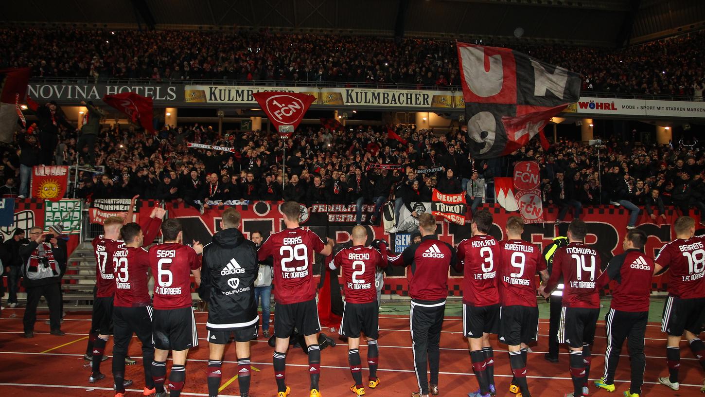 Und alle springen: Das 260. Frankenderby hat einen Sieger - und der kommt aus Nürnberg. Und alle springen: Das 260. Frankenderby hat einen Sieger - und der kommt aus Nürnberg.