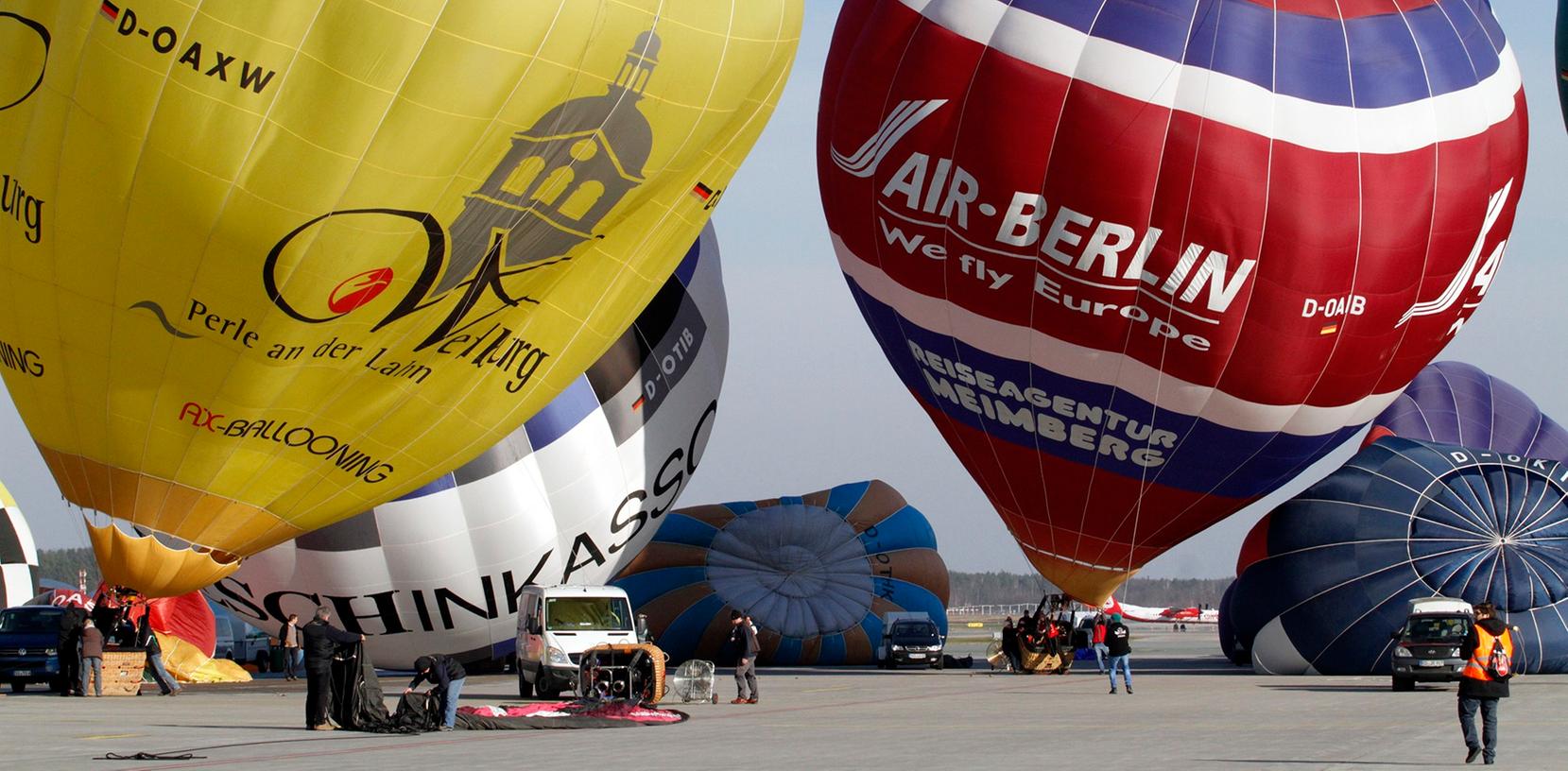 Über 30 Heißluftballons stiegen am Samstagnachmittag über Nürnberg auf.