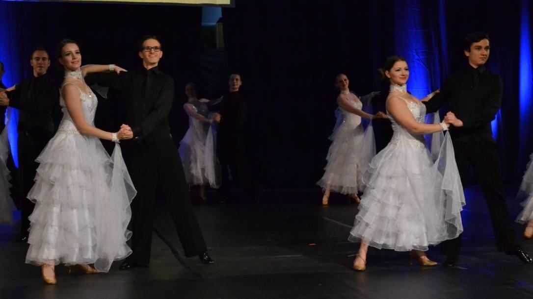 Glitzer, Glanz und Gloria: Wiener Walzer gehörte natürlich dazu im Repertoire am Benefiztanzabend im Gymnasium Carolinum. Glitzer, Glanz und Gloria: Wiener Walzer gehörte natürlich dazu im Repertoire am Benefiztanzabend im Gymnasium Carolinum.
