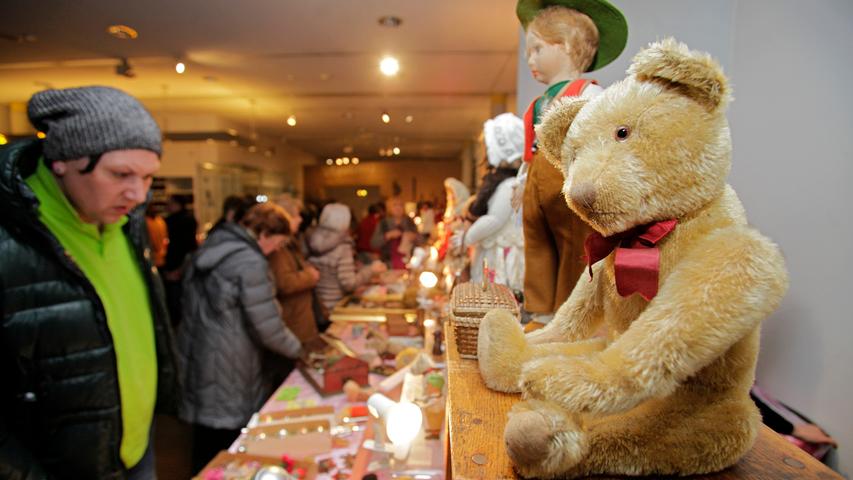 Knuffige Teddys und edle Püppchen: Die Antikpuppenbörse im Spielzeugmuseum