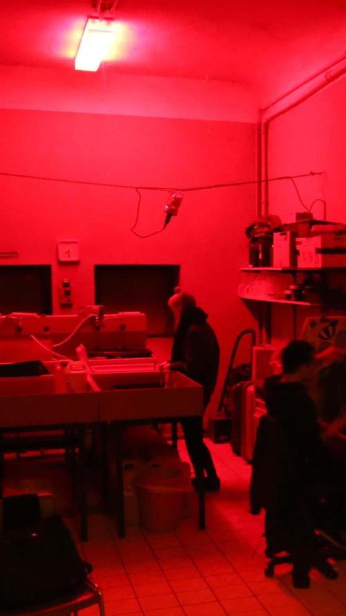 In der Dunkelkammer des Fotolabors stehen sechs Arbeitsplätze zur Verfügung; Schwarz-Weiß-Abzüge können freilich nur bei rotem Licht entwickelt werden.