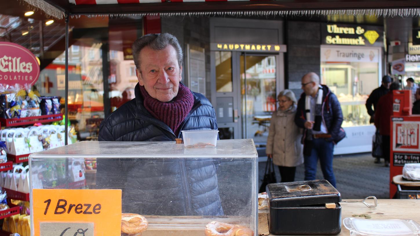 Seit 30 Jahren verkauft Günter Seifert seine Brezen in Nürnberg.