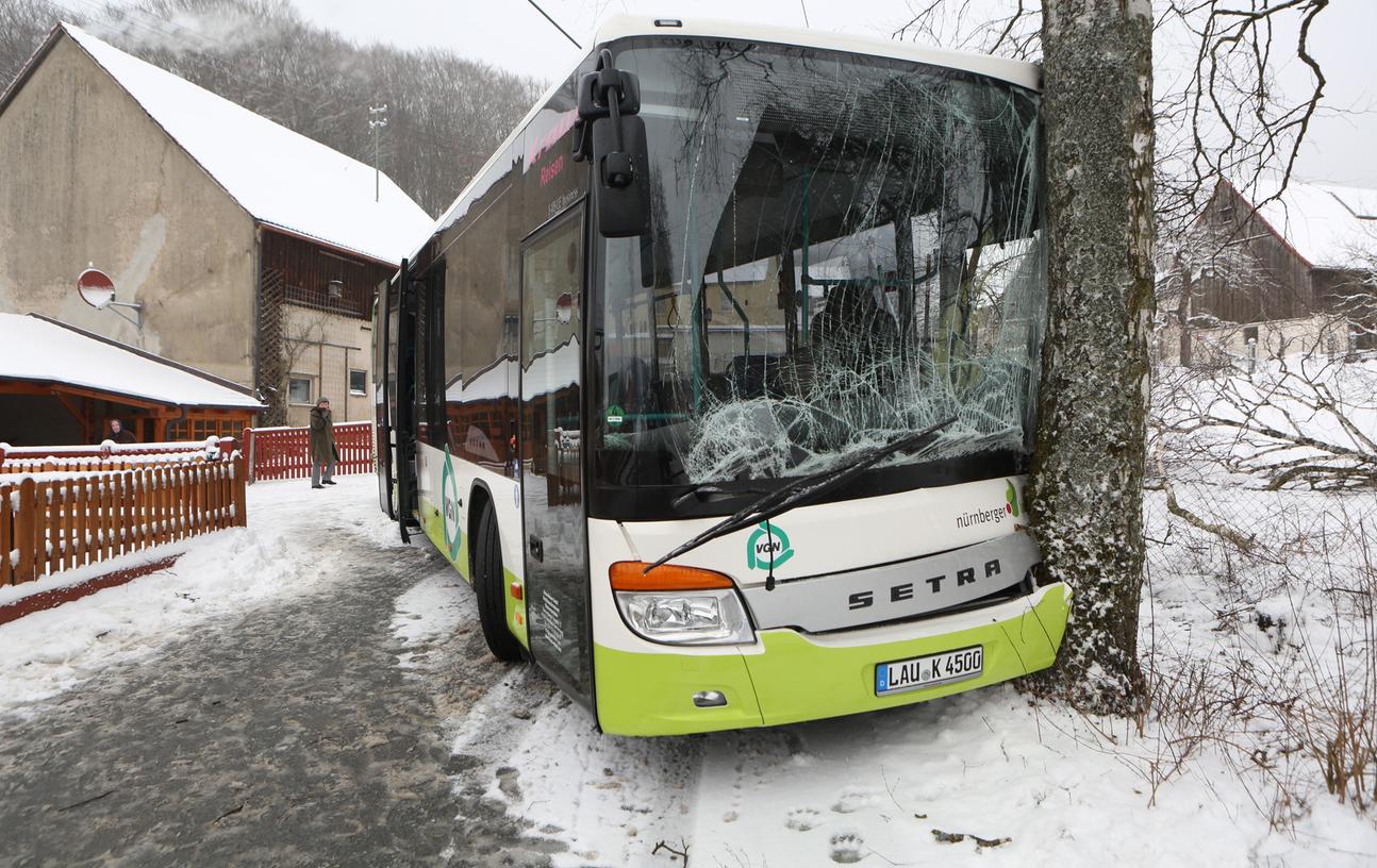 In Winterstein kam ein Linienbus von der schneeglatten Straße ab und rutschte auf einen Baum.