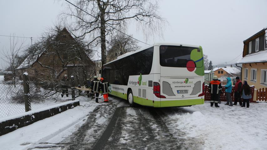Rutschpartie in Winterstein: Linienbus landet an Baum 