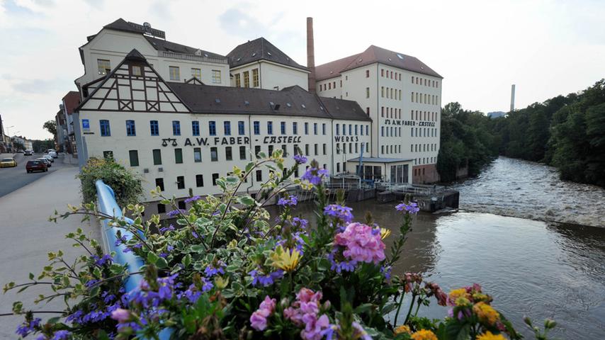 Von der Rednitzbrücke aus gesehen: das Faberwerk. 1758 hatte sich der Schreiner Kaspar Faber in Stein niedergelassen, 1761 begann er mit der Herstellung von Bleistiften, die auf dem Nürnberger Markt verkauft wurden. Heute gehört Faber-Castell zu den größten Herstellern von Bunt- und Bleistiften der Welt.