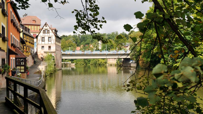 ... Holzbrücke an der Rednitz: der perfekte Ausgangspunkt für einen Spaziergang unterm Blätterdach.