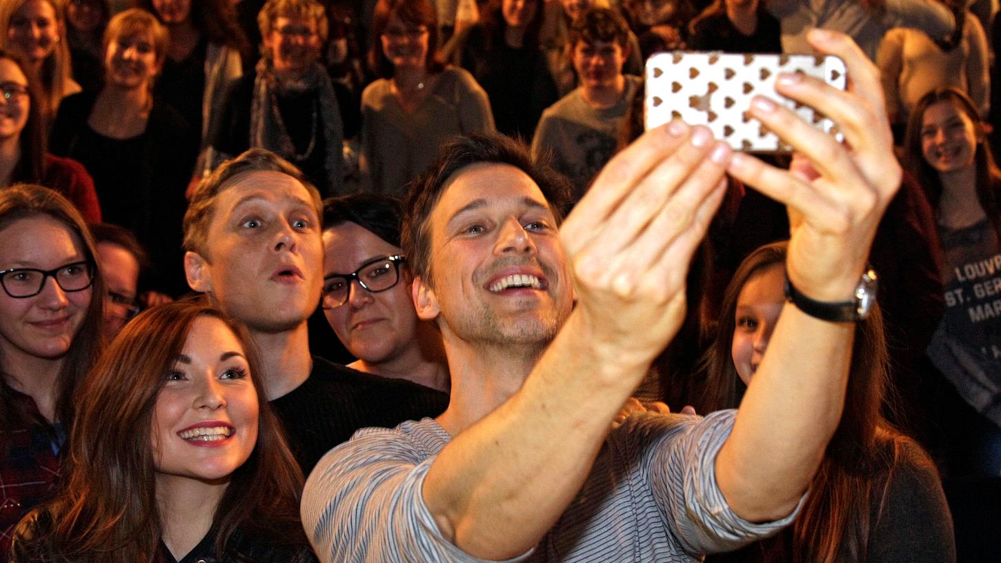 Wer Glück hatte, ergatterte ein Selfie mit den beiden Schauspielern.