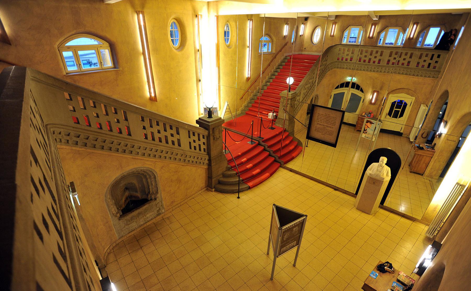 Auch innen kann sich der Bau sehen lassen. Die Spielstätte bietet im Großen Saal Platz für 380 Zuschauer, im kleineren „Lachsalon“ sind es 80 Plätze.