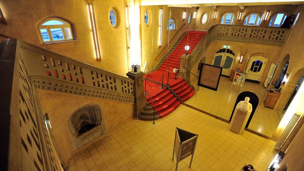 Auch innen kann sich der Bau sehen lassen. Die Spielstätte bietet im Großen Saal Platz für 380 Zuschauer, im kleineren „Lachsalon“ sind es 80 Plätze.