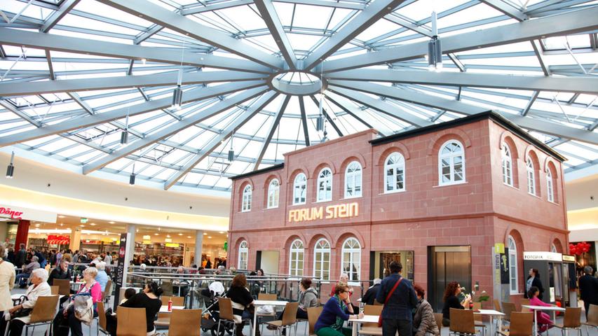 Aus Alt wurde Neu: Die rekonstruierte Krügel-Villa ist das Zentrum des Steiner "Forums". Das Einkaufszentrum wurde im November 2015 eröffnet.