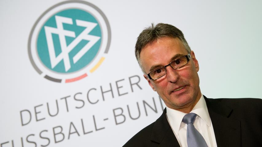 Der erkrankte DFB-Generalsekretär ist zurückgetreten, laut Verband "auf eigenen Wunsch". Er steht ebenso wie Niersbach unter Verdacht, schon länger als von den beiden bisher angegeben von den Geld-Transfers zur Fifa und vom Jack-Warner-Vertragsentwurf gewusst zu haben.