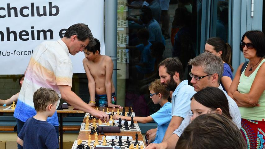 Kirschstein bei einem Simultanschachturnier 2015 im Königsbad. Eigentlich ist er nicht als Schachspieler bekannt, wollte es aber mal ausprobieren.
