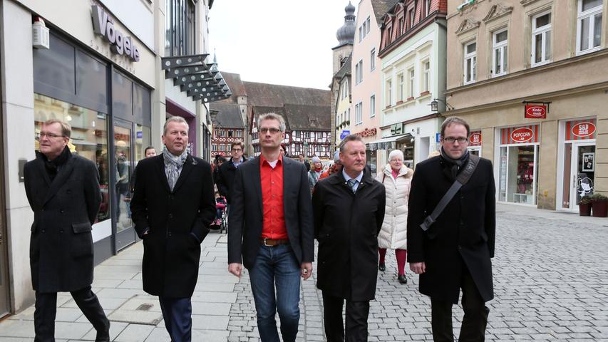 Im Wahlkampf 2016 hat sich Kirschstein mit Maly, Janik, Jung und Starke prominente Unterstützung von anderen SPD-Bürgermeistern aus der Region geholt: Die "Rote Regnitzachse" flaniert duch die Stadt.