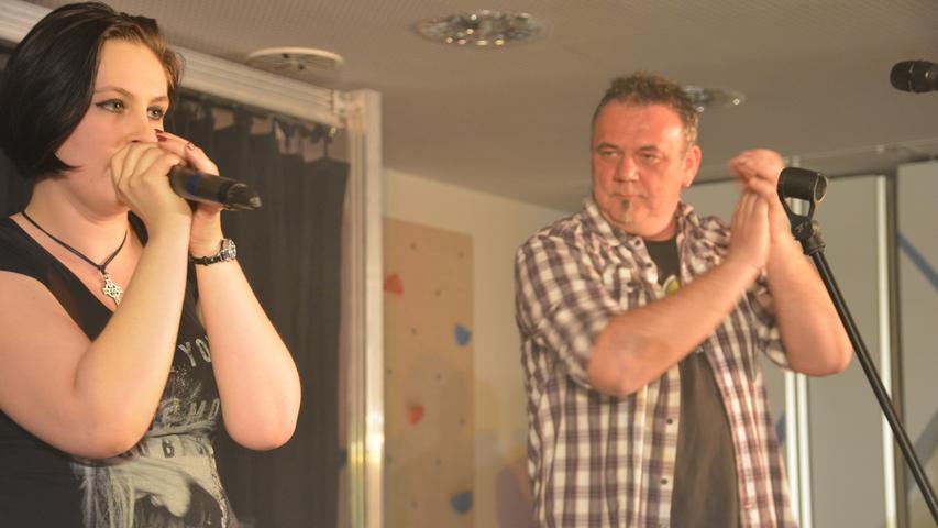 Klaus Backer 2016 mit seiner Tochter auf der Bühne des Jungen Theaters. Der Kandidat ist seit Jahren als Musiker aktiv.