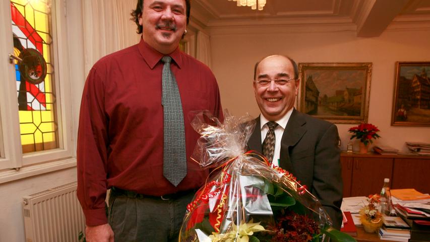 Backer mit Stumpf 2007: Der spätere Leiter des Forchheimer Ordnungsamtes wird für 25 Jahre im öffentlichen Dienst ausgezeichnet.
