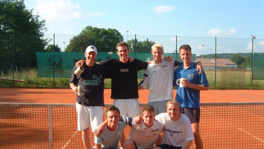 Kapitän Schürr (vorne re.) feiert mit seinem Tennis-Team 2005: Die Jahn-Reserve hat den Wiederaufstieg in die Kreisklasse 1 geschafft.