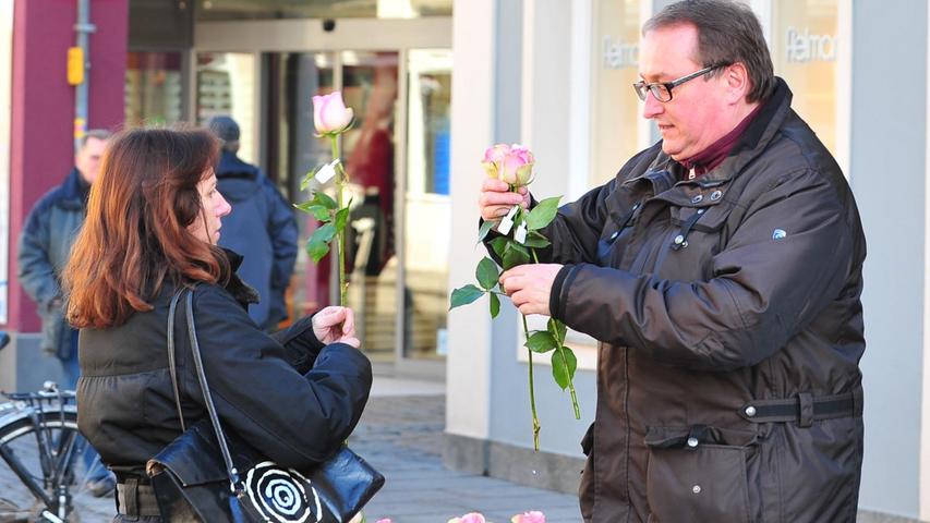 Im OB-Wahlkampf 2014 verteilt Hümmer Rosen in der Forchheimer Innenstadt.