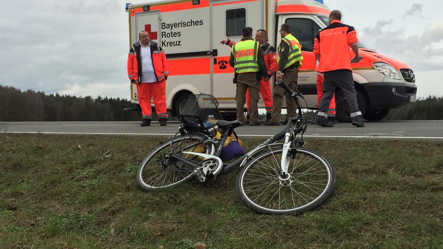 Bei Zapfendorf im Landkreis Bamberg hat ein Rettungswagen eine Radfahrerin erfasst.