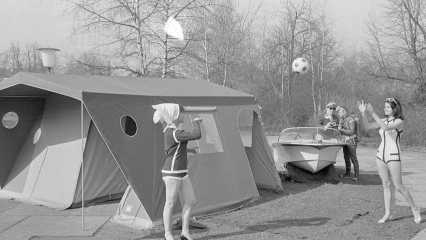Zelte und teure Motorboote werden bestimmt im Mittelpunkt des Interesses stehen. Wer würde nicht sofort mit einer so charmanten Begleitung zu einer flotten Wasserpartie starten? Hier geht es zum Artikel vom 6. März 1966: Neun Tage "Urlaub 66".